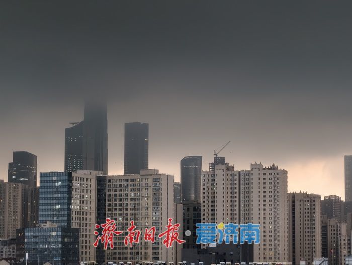 济南东部遭遇强对流天气，短时暴雨突袭白昼如夜