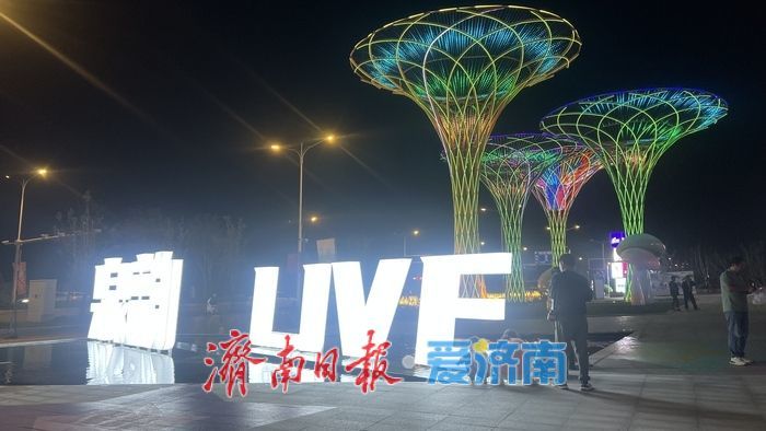一年四季 泉在济南丨华熙泉韵LIVE夜景璀璨 点亮起步区夜生活