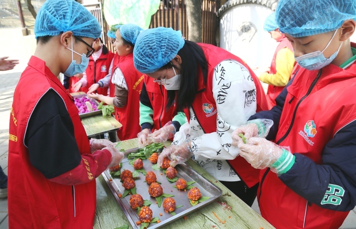 清明假期，济南动物园里感受食物丰容新体验