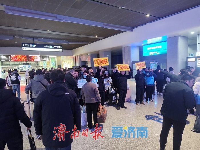 暴雪夜高铁晚点 济南公交延时服务暖人心