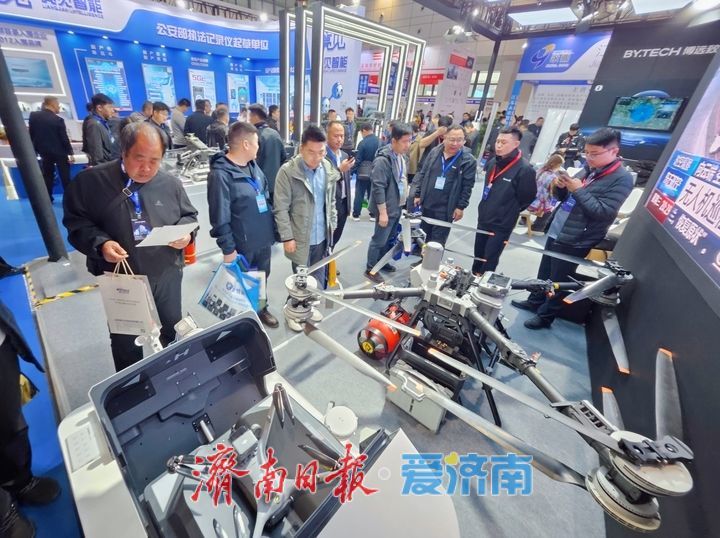 全品类无人机亮相展会 硬核科技成现场吸睛焦点