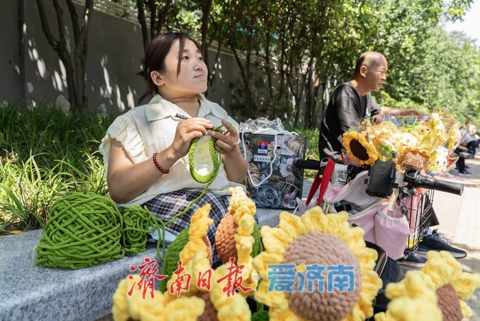 轮椅上织出“向阳花”：一针一线连着生计，也是给考生的独家祝福