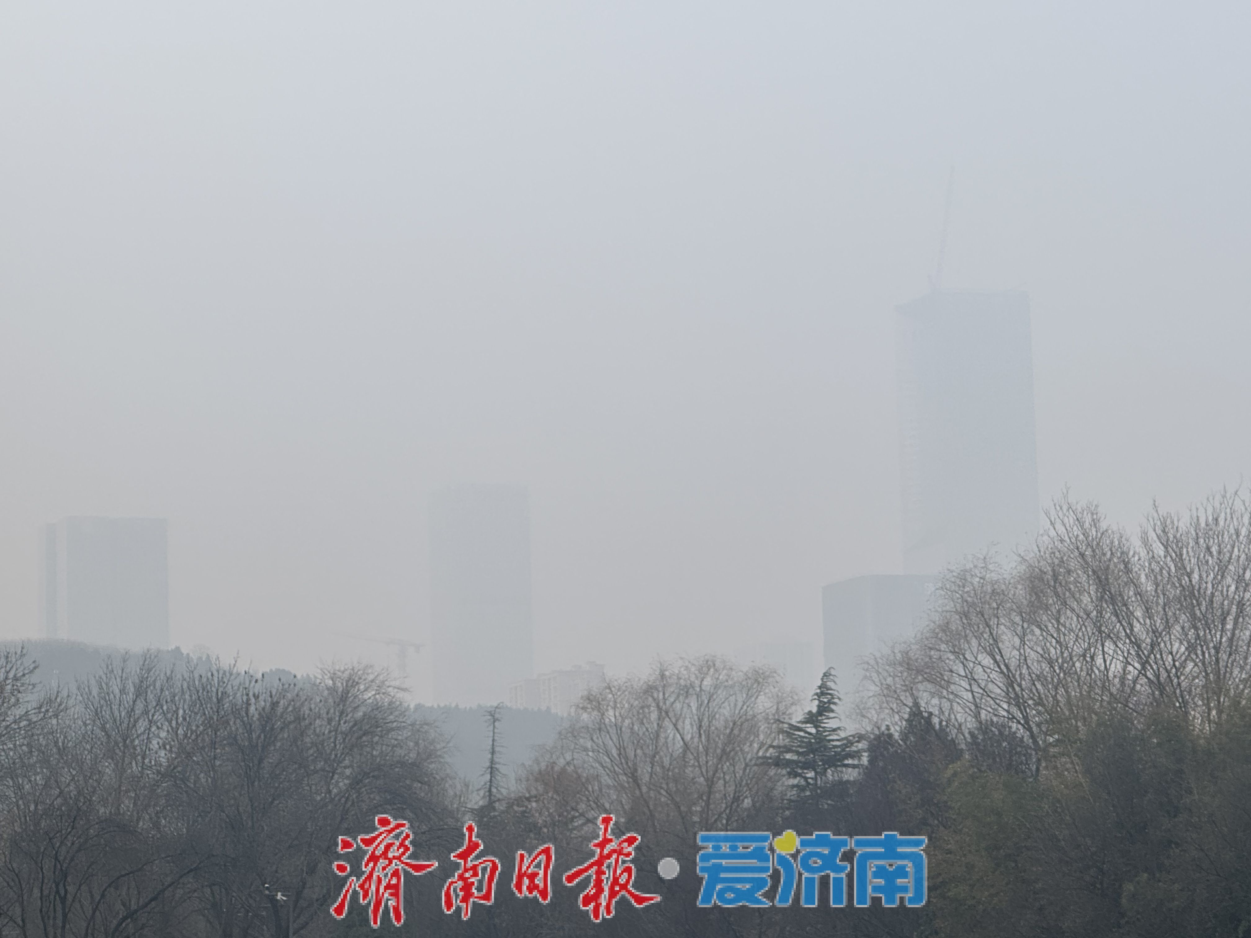 大雾锁城 济南CBD现“空中画卷”