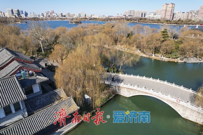 泉城天空湛蓝如洗，佳节将至万象新