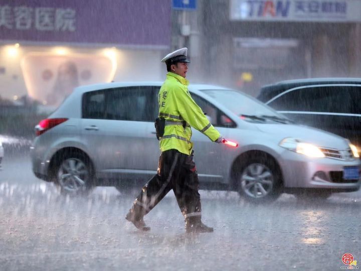 晚高峰遭遇强降雨 济南交警执勤警力提前到岗，确保通行秩序