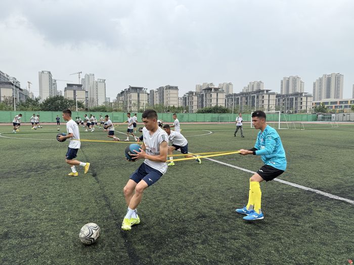 鲁疆青少年足球人才联合培养计划启动！首批喀什“足球泰山班”学员入驻山东师大附中