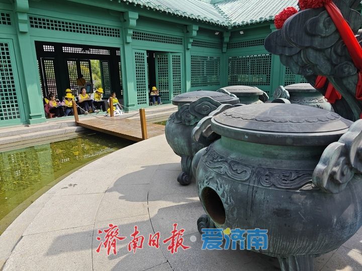 春日游园正当时 花香药韵醉游人