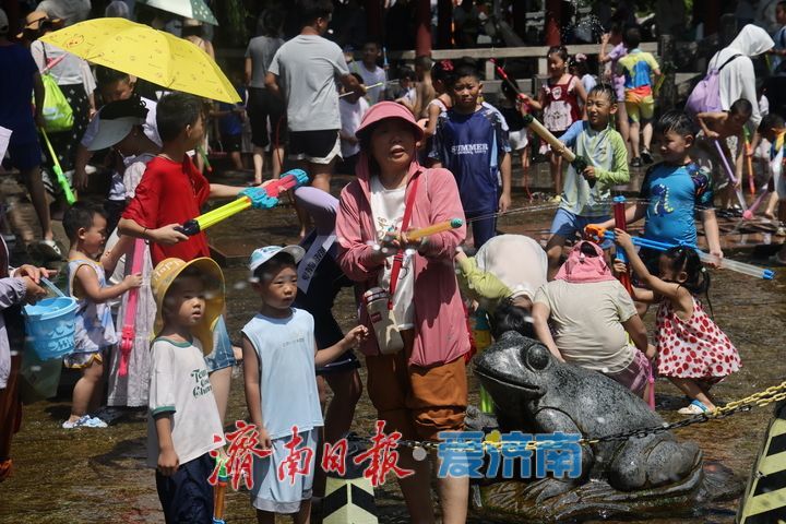 一年四季 泉在济南｜高温酷暑难耐 五龙潭泉水戏水觅清凉