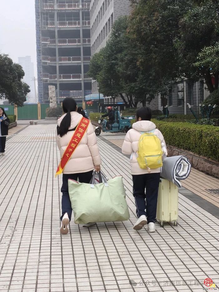 打卡济南信息工程学校开学季：龙形无人机护航，机器狗送上新春祝福