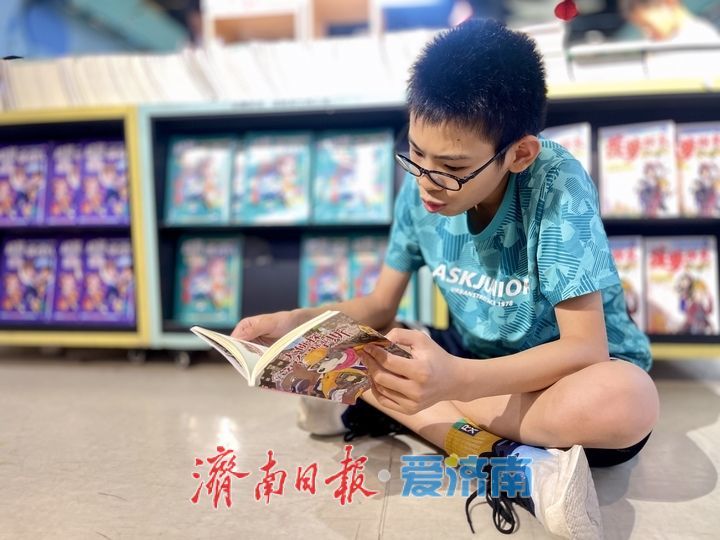 暑热难挡阅读潮 书店变身清凉“充电舱”