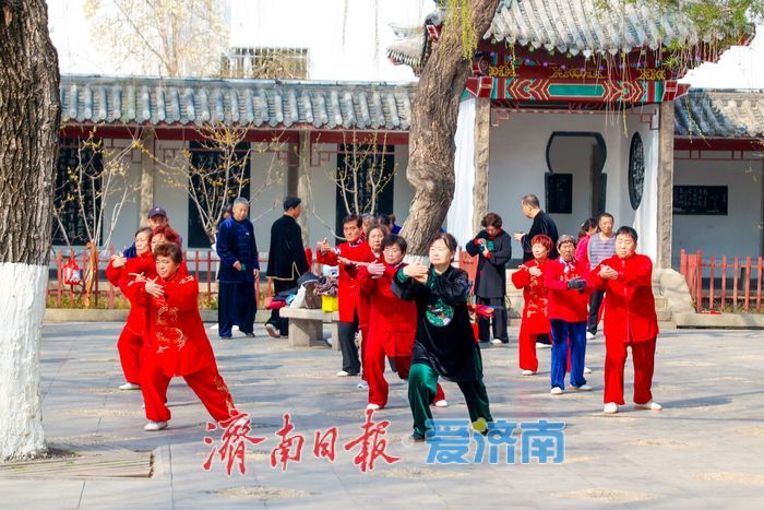 五龙潭公园春意盎然，市民游客共赏春光