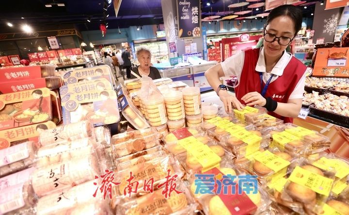 中秋临近 月饼抢“鲜”上市