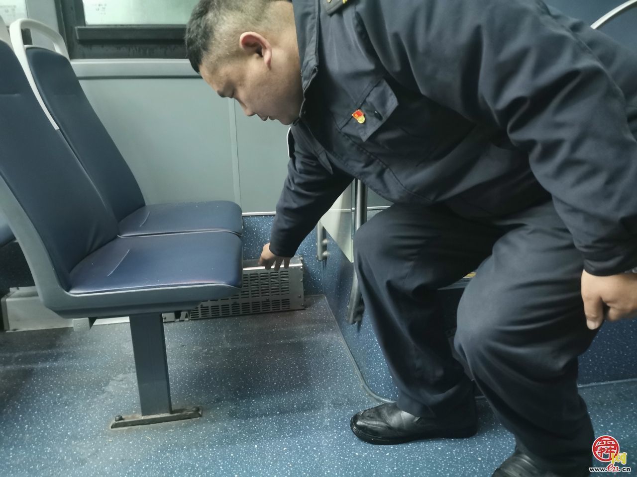 泉城暴雪中的暖心坚守：济南公交党员驾驶员陈键破冰除雪护出行