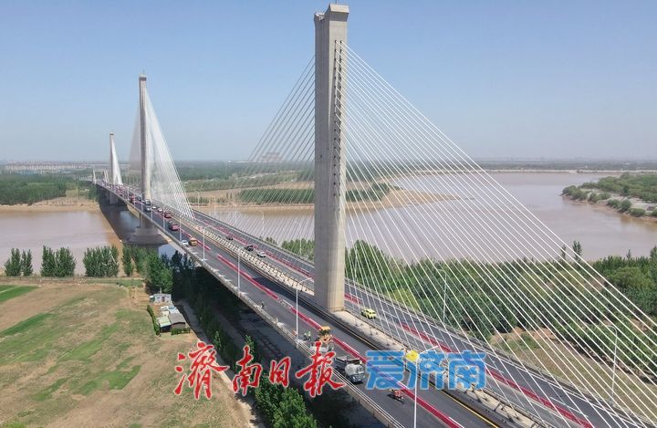 济南建邦黄河公路大桥沥青路面翻新施工正酣，车辆导改至中央车道