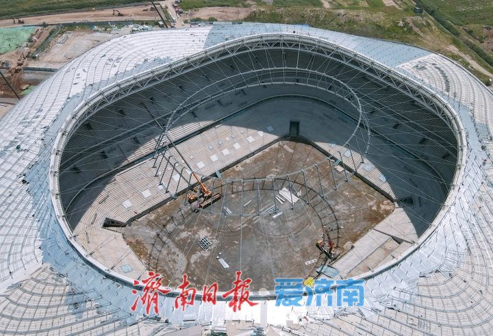 济南黄河体育中心专业足球场“头顶工程”成功落位