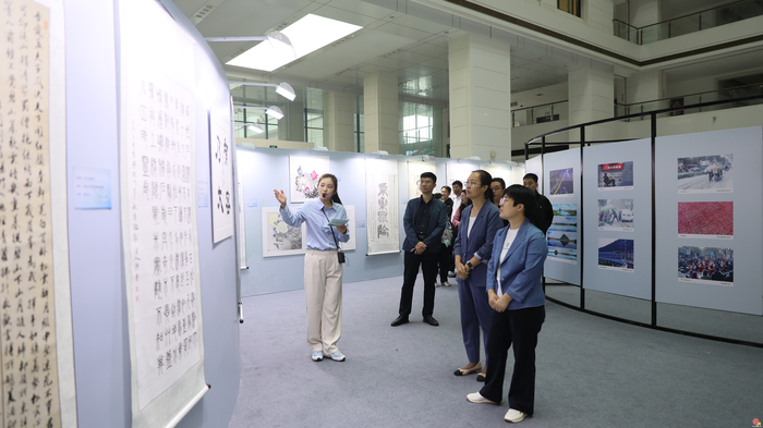 市直机关“同心向未来・共建强省会”书画摄影展举行