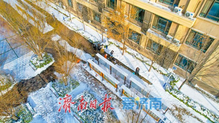 济南暴雪致全市中小学停课 学校积极除雪保安全