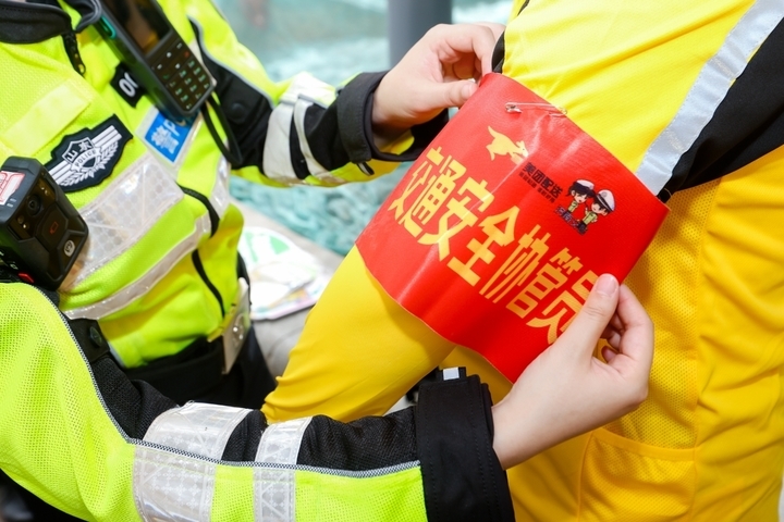 一批外卖骑手，在济南获得“等灯等灯奖”