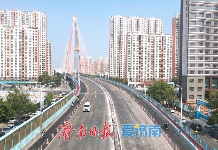为行车安全加“锁”，济南纬六路高架路防撞护栏全面升级