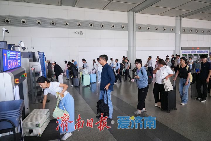 双节临近 济南西站迎来节前客流小高峰
