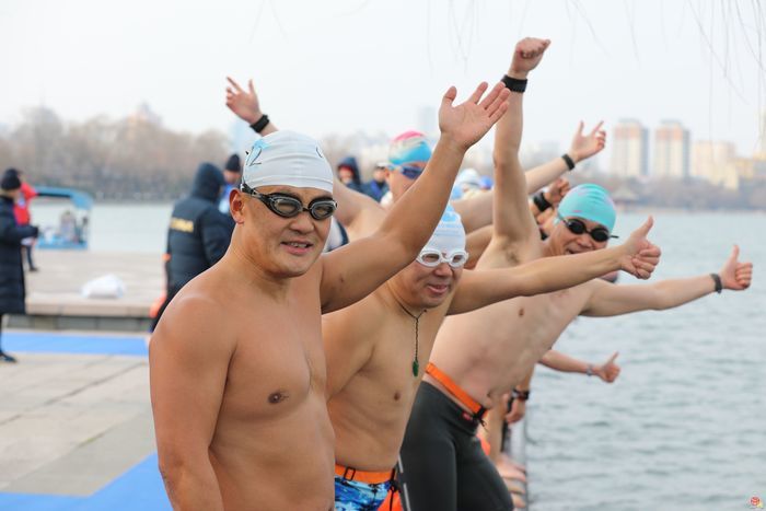 千名冬泳爱好者竞逐！第十三届中国济南冬季畅游泉水国际公开赛启幕
