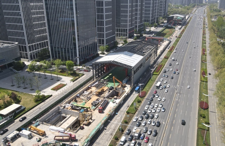 济南轨道交通4号线最大施工罩棚拆除过半