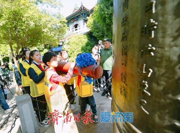 济南各界缅怀先烈，全市鸣放防空警报