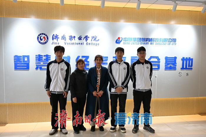 谢谢你们！春山断崖处的三名大学生