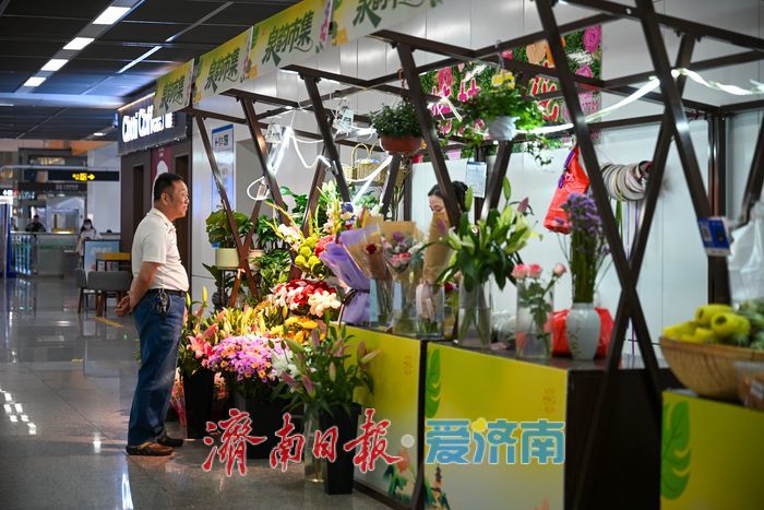 花店开进地铁站 泉韵市集为济南人通勤路添芬芳