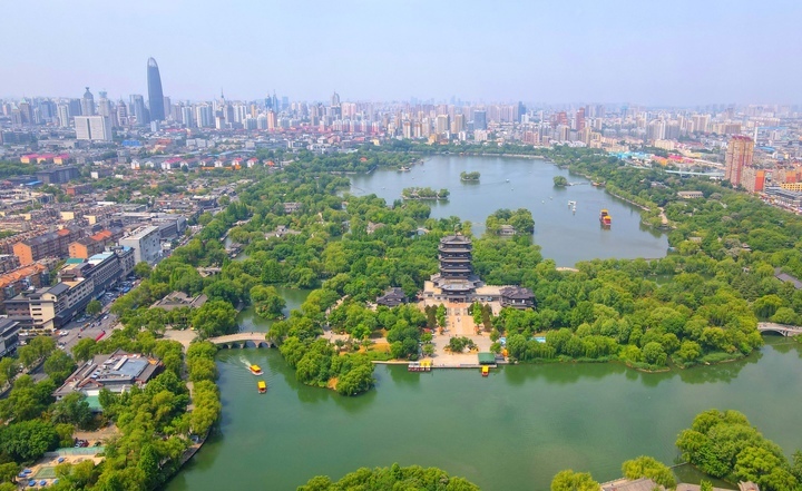 雨后初霁，泉城天蓝水碧景色宜人