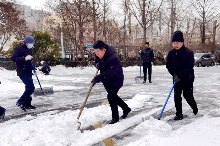 风雪中，济南中学党员干部用行动诠释责任与担当