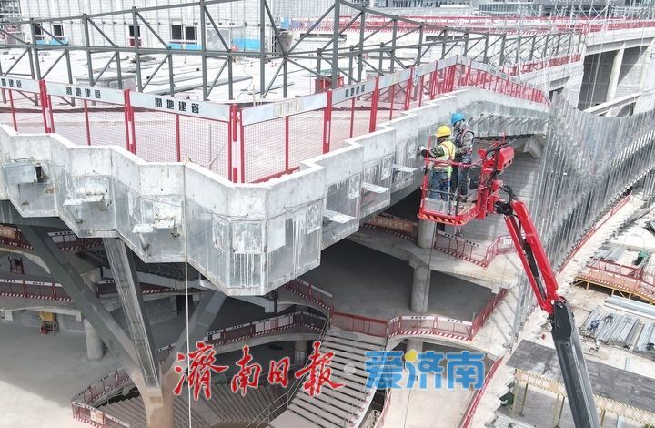 济南中央商务区艺术剧院项目开始外立面幕墙施工