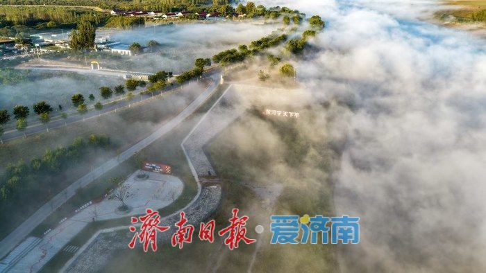 长河披纱，秋色如画