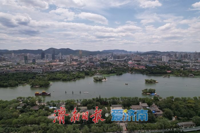 一年四季 泉在济南丨盛夏大明湖宛若仙境，蓝天白云映衬生态画卷