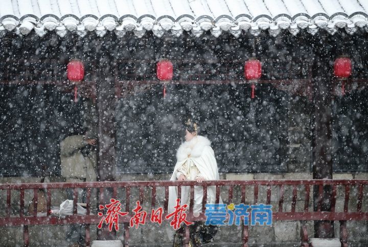 青砖黛瓦披银装，雪后泉城美到穿越