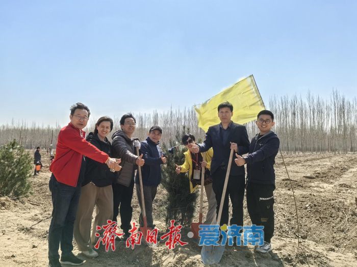 济南市开展校友林植树活动