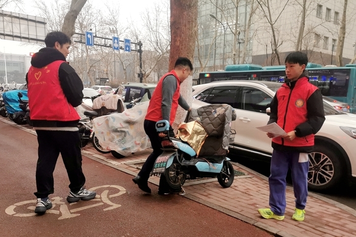 济南中学学生用行动唤醒市民安全意识