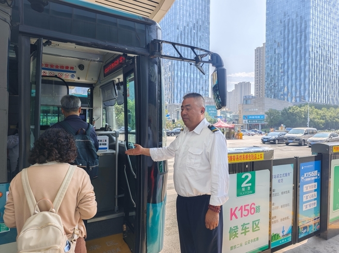 济南公交K156路首推“首站迎立式服务”，全天候守护双节出行​