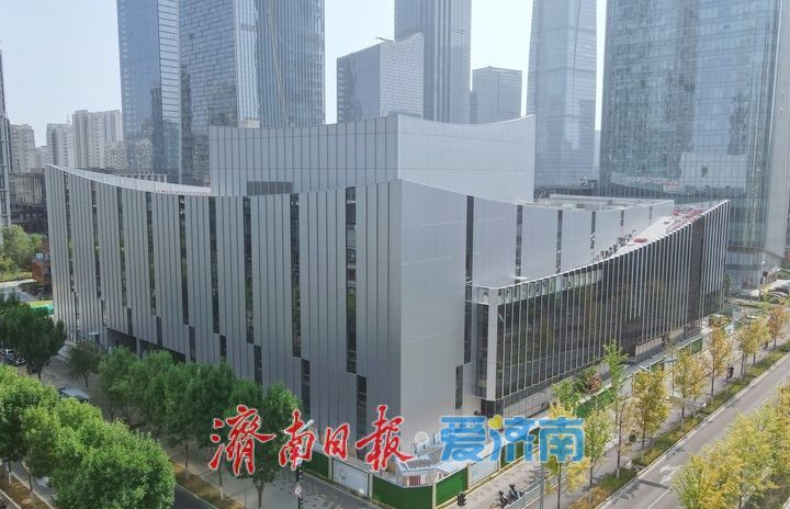 济南中央商务区艺术剧院项目外立面玻璃幕墙安装超九成