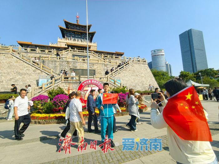 泉城红色地标 国庆氛围感拉满