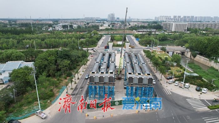 腊山河西路北延持续推进 南段部分钢箱梁已经吊装到位