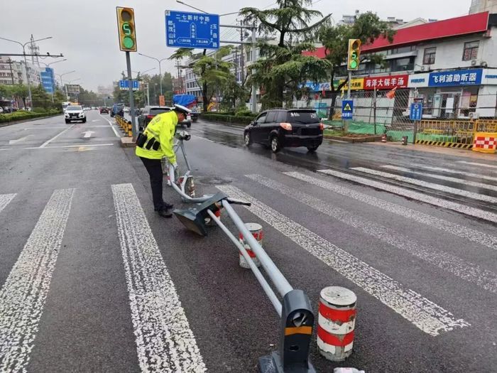 定点疏导、开辟临时泊位、查处违法行为……1.98万人次警力护航假期