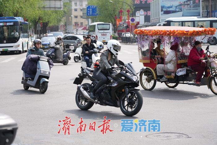 飞絮 “撒欢” 来袭，市民 “口罩” 接招