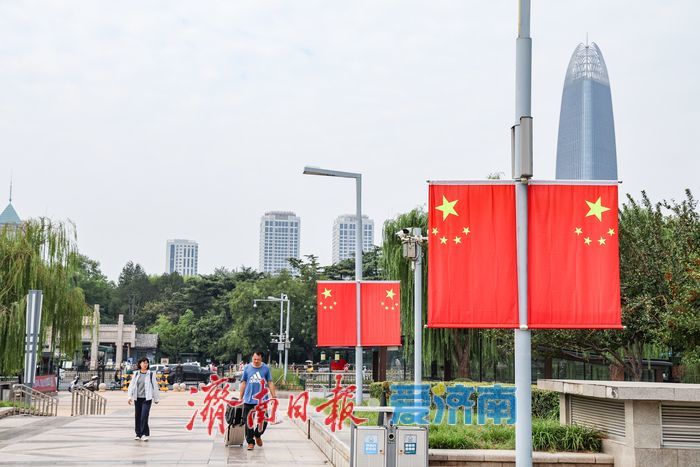“中国红”装点泉城广场迎国庆