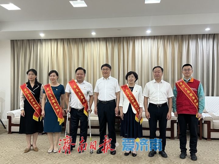 打造更多具有本地特色的志愿服务品牌 杨峰会见2024年度全国志愿服务“四个100”先进典型代表