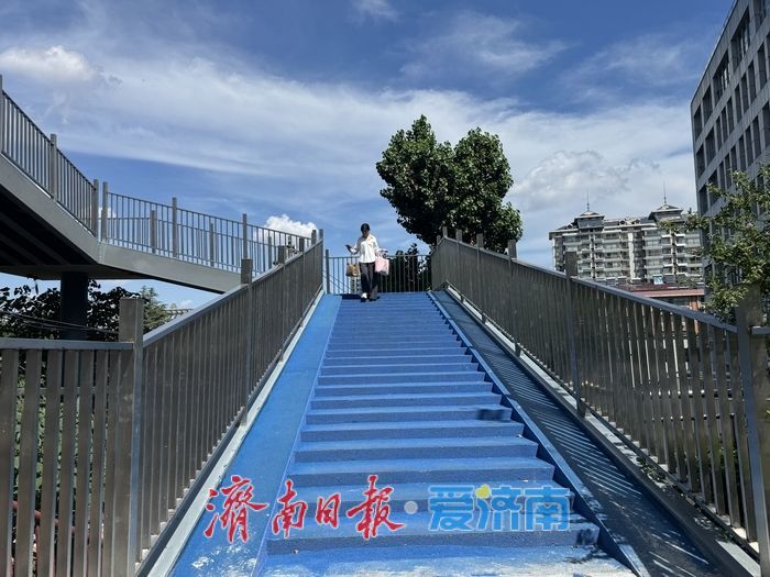 济南经十路燕山立交桥西侧过街天桥焕新颜 便民又美观