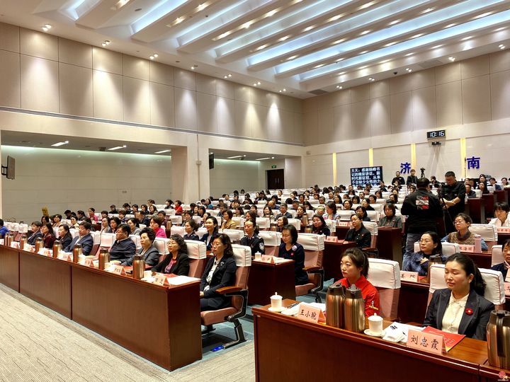 济南市纪念“三八”国际妇女节115周年暨 “项目提升年·泉城有木兰”动员大会举行