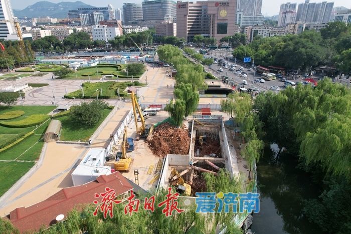 泉城广场城市智慧停车场项目施工正酣，地下通道开挖、停车场建设同步发力