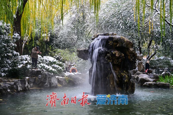 雪映月牙泉 飞瀑入画来