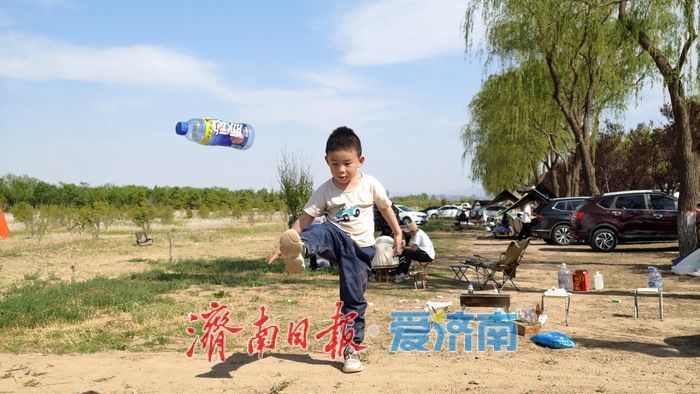 蓝天碧水帐篷朵朵，济南玉清湖畔“五一”假期人气旺